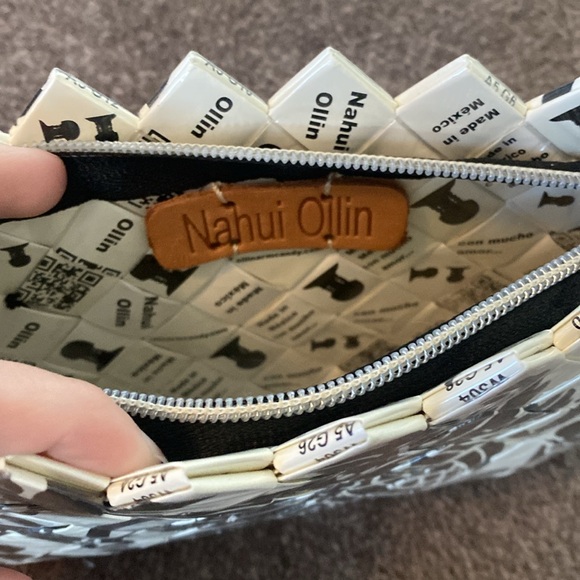 Nahui Ollin Wallet Bag Clutch NWOT Full Zip Black and White Design - Picture 3 of 7